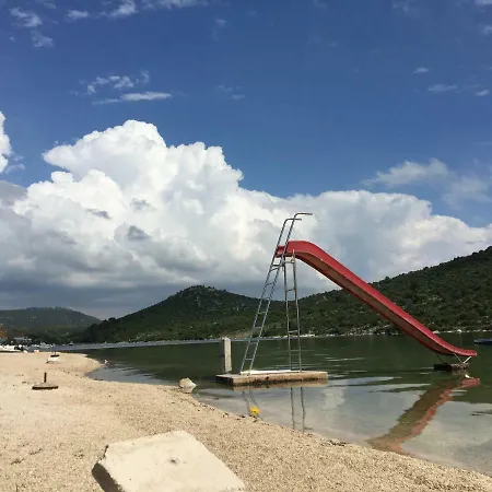 Riva Seafront 로고즈니차